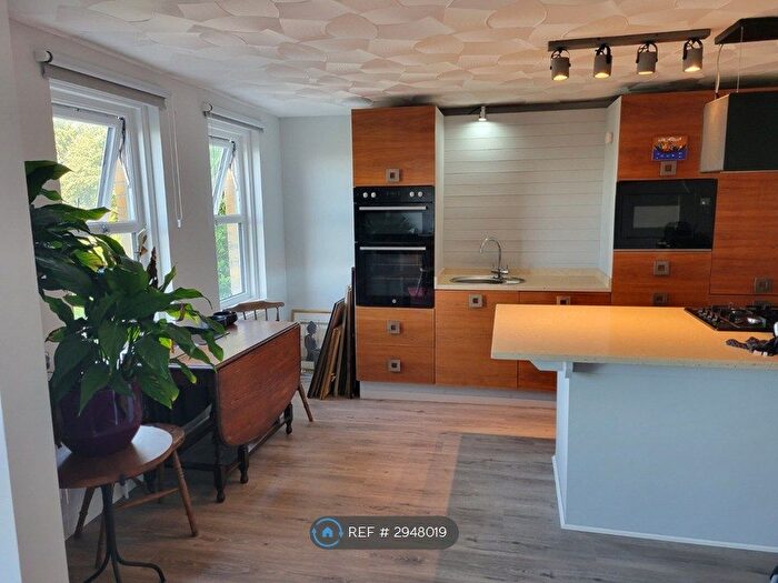 2 Bedroom Flat To Rent In Cliff Road, Cowes, PO31