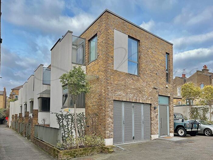 2 Bedroom Flat For Sale In College Yard, Kentish Town, NW5