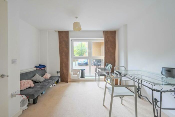 2 Bedroom Flat To Rent In Forge Square, Isle Of Dogs, London, E14