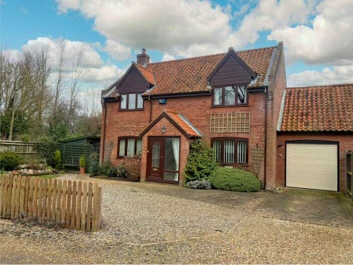 3 Bedroom Link Detached House For Sale In Blacksmiths Close, NR20