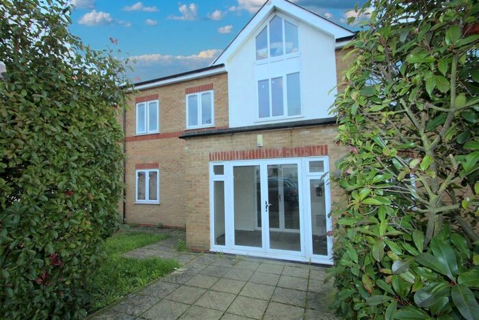 2 Bedroom Flat To Rent In Pole Hill Road, Hillingdon, Uxbridge, UB10