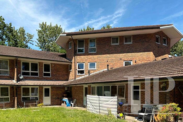 Studio For Sale In Dalewood Gardens, Crawley, RH10