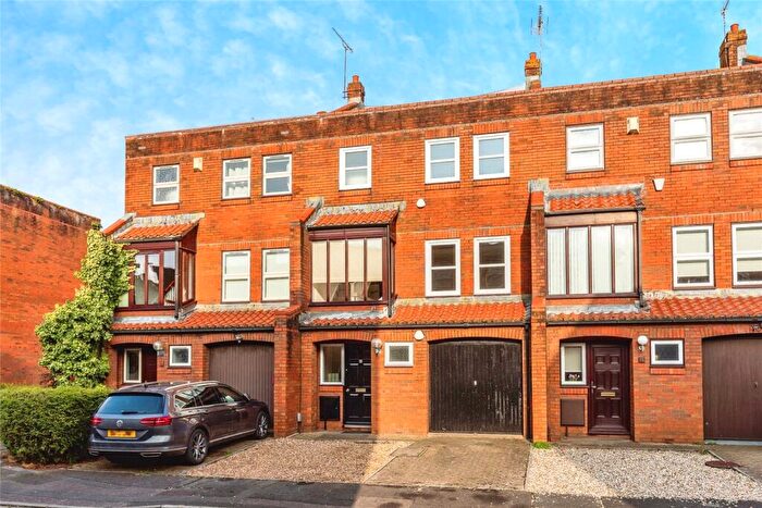 3 Bedroom Town House To Rent In Challoner Court, BS1