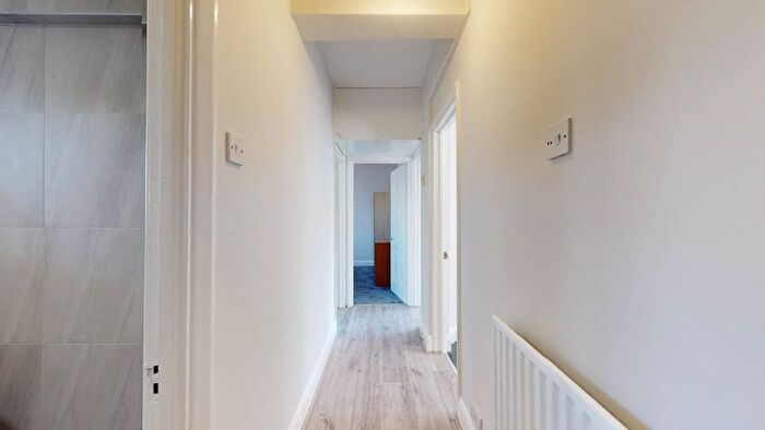 2 Bedroom Flat To Rent In The Broadway, South Wimbledon, SW19