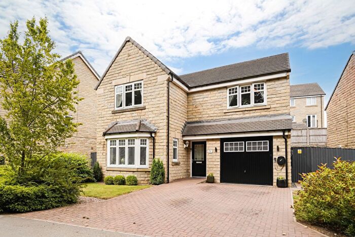 4 Bedroom Detached House For Sale In Black Myres Close, Queensbury, Bradford, BD13