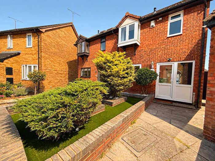 3 Bedroom Semi-Detached House For Sale In Drummond Close, Erith, DA8