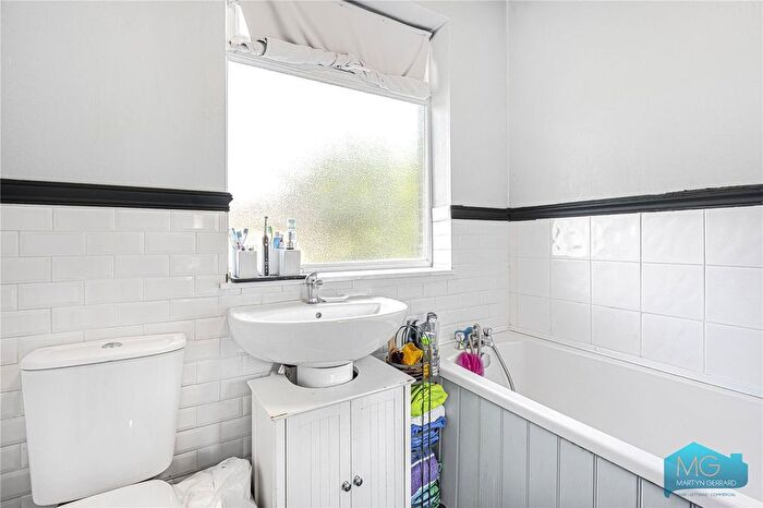 3 Bedroom Terraced House For Sale In Osidge Lane, London, N14