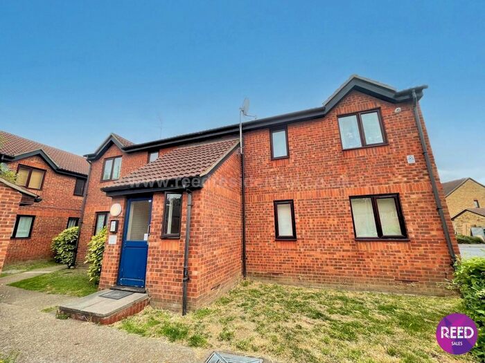 2 Bedroom Flat To Rent In Oakley Close, Grays, RM20