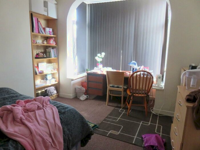 5 Bedroom Semi-Detached House To Rent In Beeston Road, Nottingham, NG7