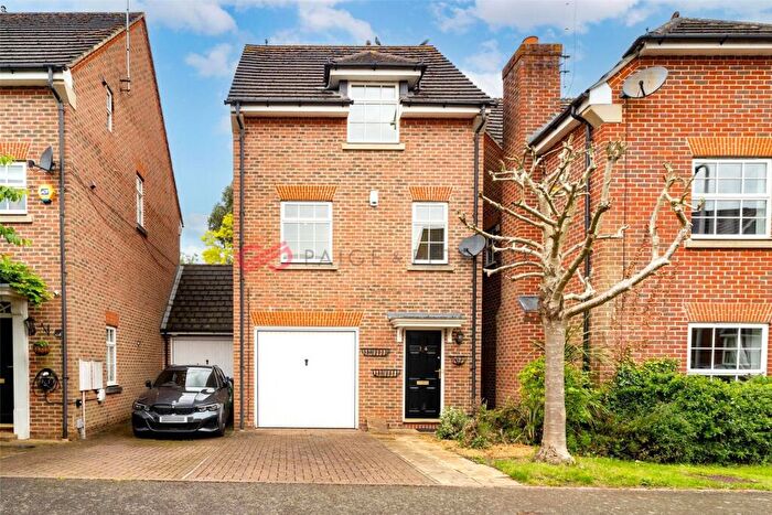 3 Bedroom Link Detached House To Rent In Stirling Avenue, Pinner, Middlesex, HA5
