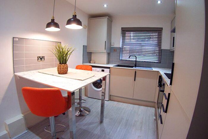 2 Bedroom Flat To Rent In Derwentwater Grove, Leeds, LS6