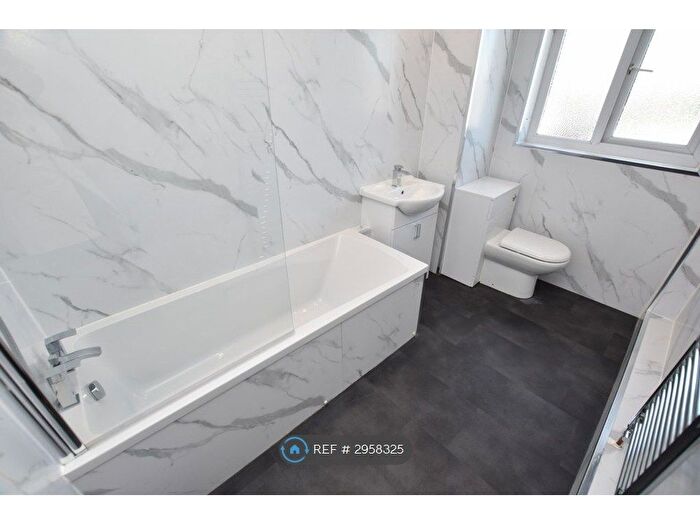3 Bedroom Flat To Rent In Vanguard Way, Renfrew, PA4