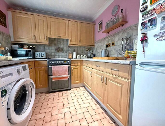 3 Bedroom Semi-Detached House For Sale In Drake Avenue, Chatteris, Cambs., PE16 - Photo 2