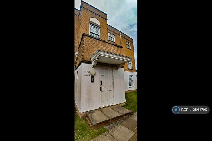 2 Bedroom Flat To Rent In Leigh Hunt Drive, London, N14