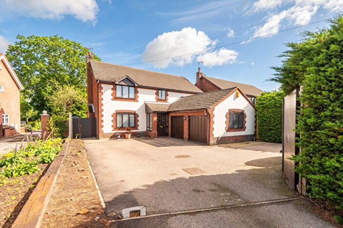 4 Bedroom Detached House For Sale In Oulton Road North, Lowestoft, NR32