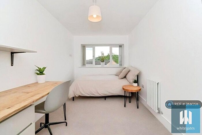 6 Bedroom Semi-Detached House To Rent In Bellcote Drive, Moldgreen, Huddersfield, HD5