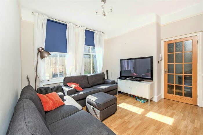2 Bedroom Flat To Rent In Park Hill, Clapham, London, SW4