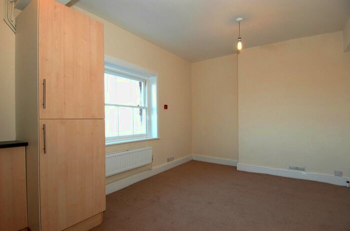 Studio To Rent In High Street, Petersfield, GU32