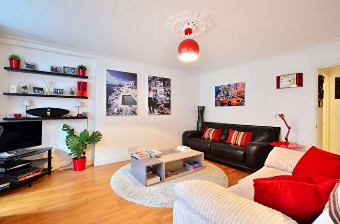 2 Bedroom Flat To Rent In Gauden Road, Clapham North, London, SW4