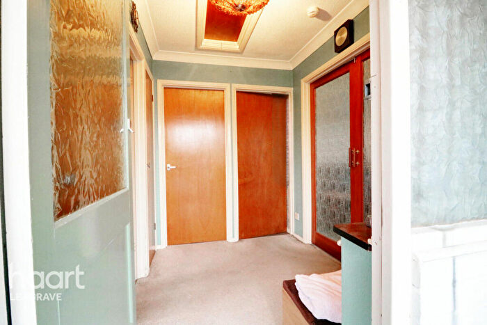 2 Bedroom Detached Bungalow For Sale In School Lane, Luton, LU4