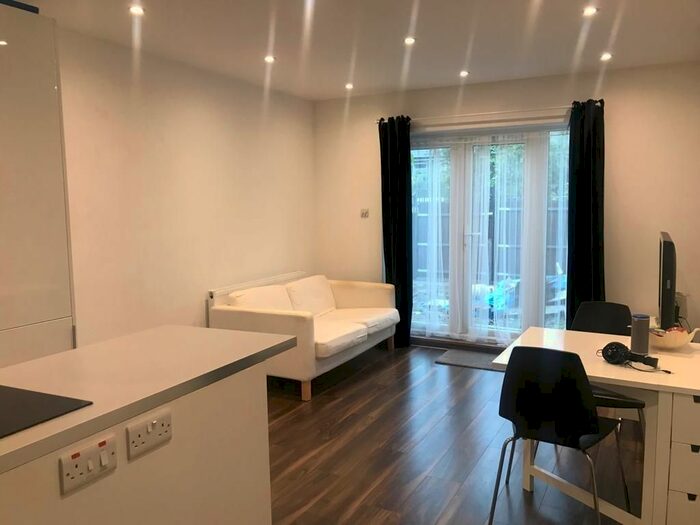 2 Bedroom Flat To Rent In Alder Road, London, SW14