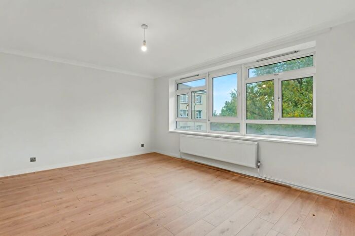 3 Bedroom Flat To Rent In Holly Park Estate, London, N4