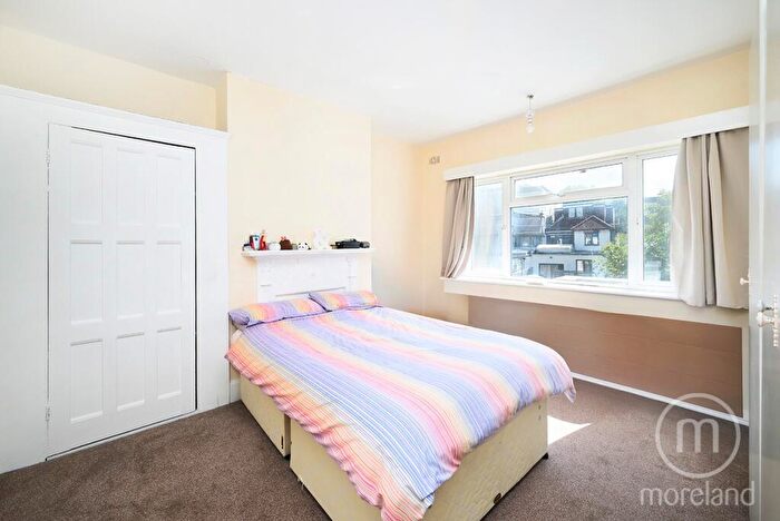 2 Bedroom Apartment To Rent In Highfield Avenue, Golders Green, NW11