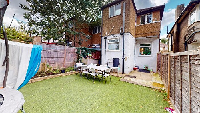 1 Bedroom Flat For Sale In Connell Crescent, London, W5