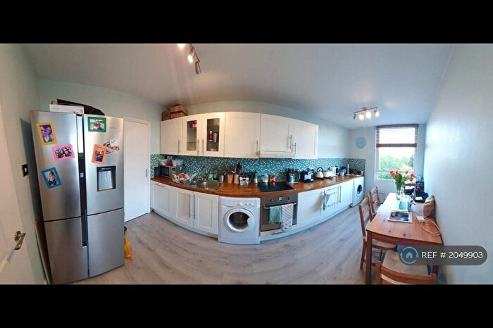 2 Bedroom Flat To Rent In Bramlands Close, London, SW11