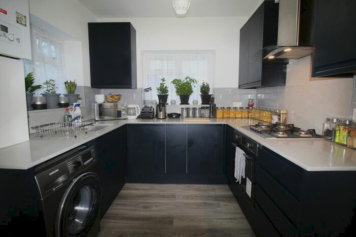 3 Bedroom Flat To Rent In Avonwick Road, Hounslow, TW3