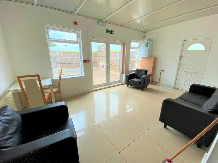 4 Bedroom Terraced House To Rent In Thorogood Way, Rainham, RM13