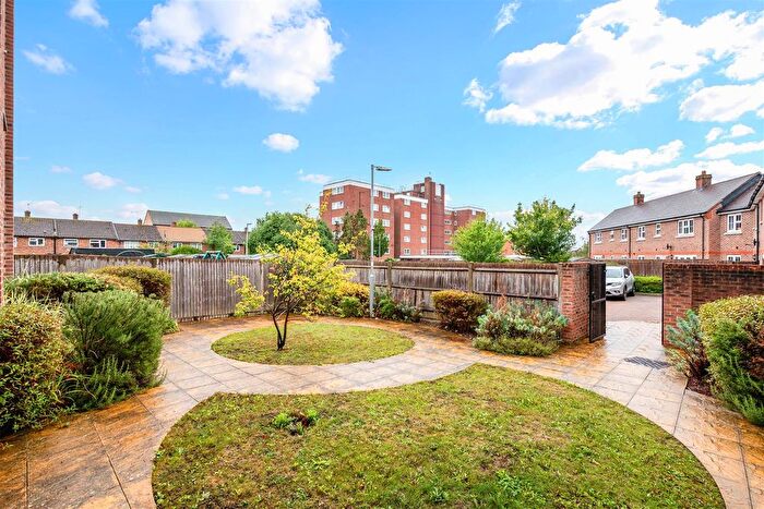2 Bedroom Flat For Sale In Field Oaks Way, Merstham, RH1