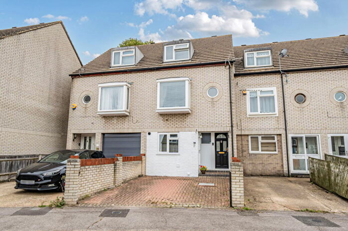 3 Bedroom Semi-Detached House For Sale In Laurel Close, Southampton, SO19