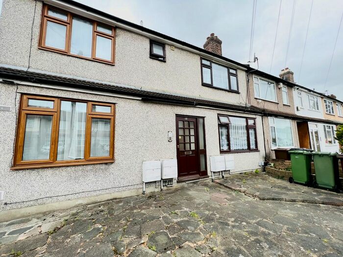 1 Bedroom Flat To Rent In Western Avenue, Dagenham, RM10