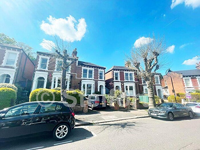 2 Bedroom Flat For Sale In Cromwell Avenue, London, N6