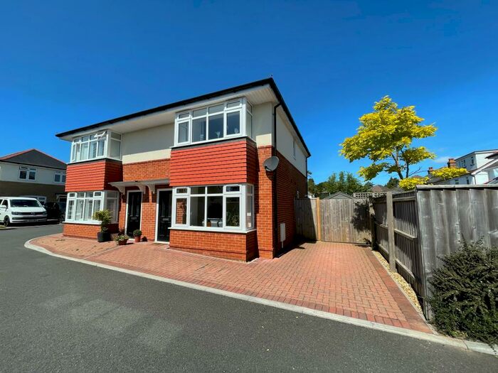 2 Bedroom House To Rent In Grove Gardens, Christchurch, BH23