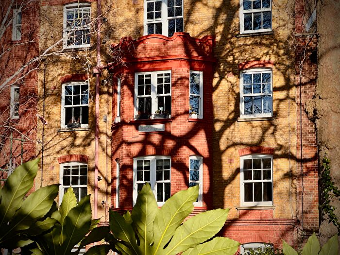 1 Bedroom Flat For Sale In Victoria Park Square, London, E2