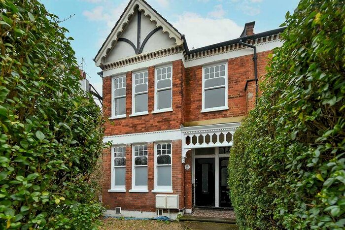 3 Bedroom Flat To Rent In Weir Road, SW12