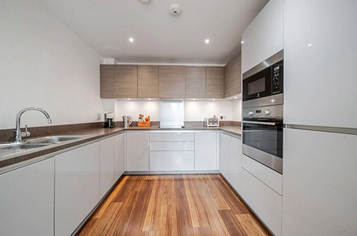 2 Bedroom Flat For Sale In Rosenburg Road, Acton, London, W3