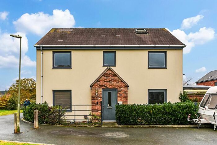 4 Bedroom Semi Detached House For Sale In Angus Way, Waterlooville, PO7