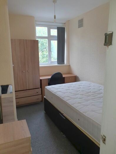 5 Bedroom Semi-Detached House To Rent In Leeshall Crescent, Fallowfield, M14