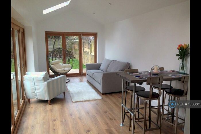 2 Bedroom Flat To Rent In Peckham Grove, London, SE15