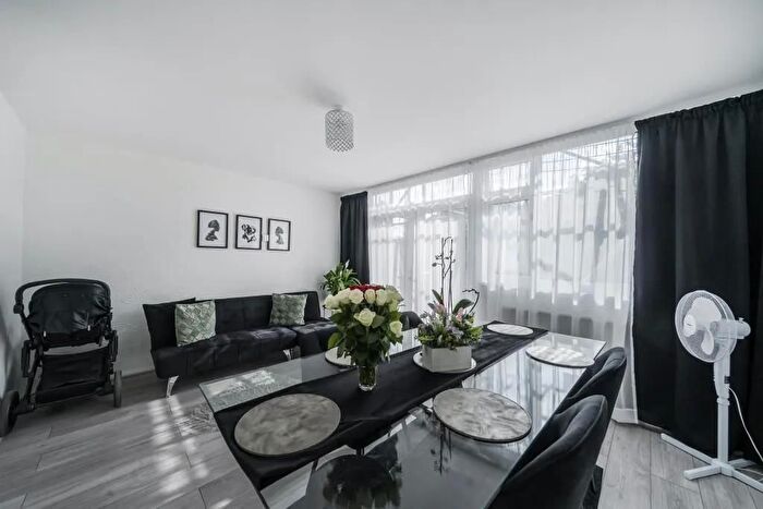2 Bedroom Maisonette To Rent In Leeming Road, Borehamwood, WD6