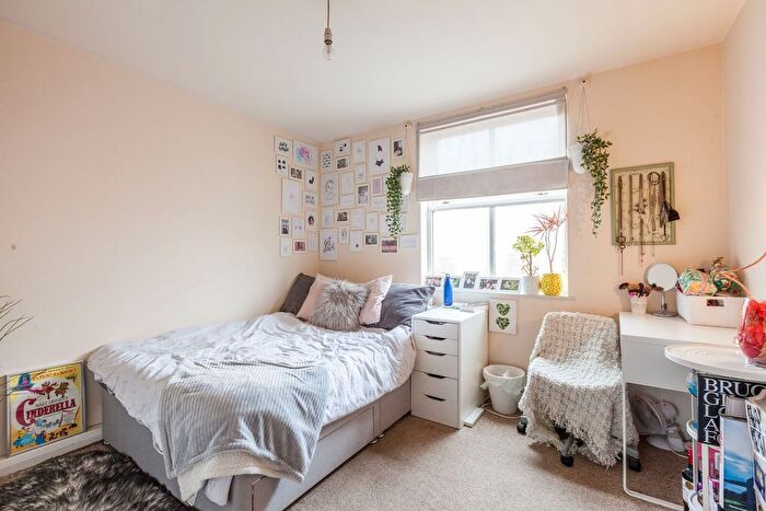 2 Bedroom Flat To Rent In Cleveland Grove, Stepney, London, E1