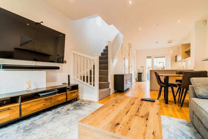3 Bedroom Flat To Rent In Valley Road, London, SW16