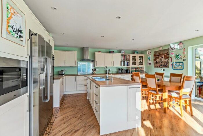 4 Bedroom Detached Bungalow For Sale In Bromley Green Road, Ashford, TN26 - Photo 10