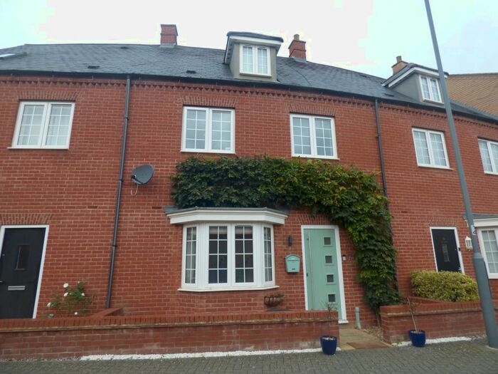 3 Bedroom Town House To Rent In Needlepin Way, Buckingham, MK18