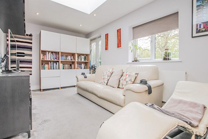 3 Bedroom Flat To Rent In Second Avenue, Hendon, NW4