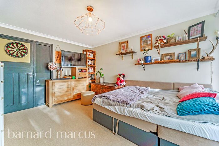 1 Bedroom Flat For Sale In Deerhurst Close, Feltham, TW13