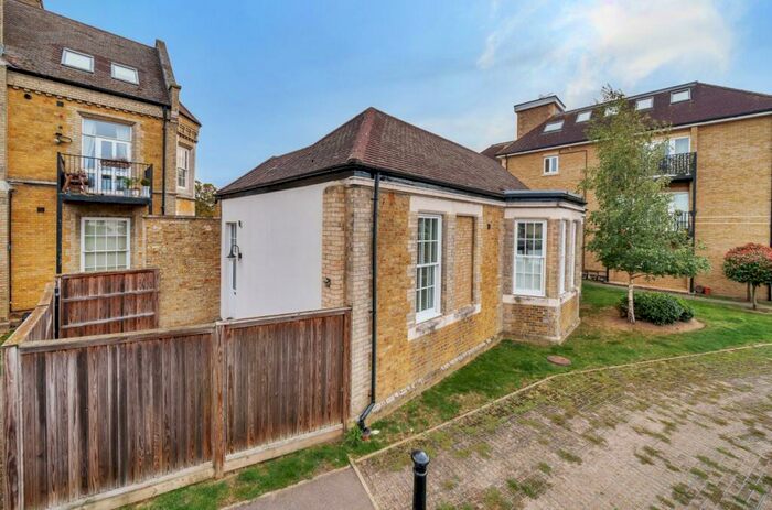 3 Bedroom Bungalow To Rent In Jepson Drive Stone, DA2